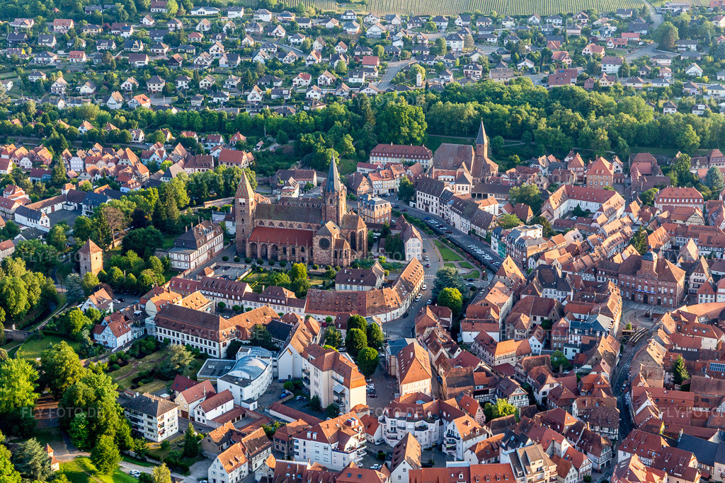 Luftbild: Kathedrale St. Peter und Paul in Wissembourg im Bundesland Bas-Rhin in Frankreich. Foto: IMG_100659.jpg vom 02.06.2017 durch Werner Riehm/FLY-FOTO.de