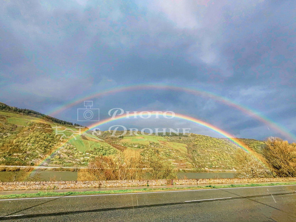 KOLORO_0683e90a-28b0-4596-b6cf-5760a7b42f6a | Ein doppelter Regenbogen spannt sich über deas Rheintal - Realisiert mit Pictrs.com