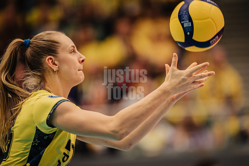 Volleyball | Frauen | Saison 2025/2026 | Volleyball Bundesliga | ETV Hamburger Volksbank Volleys vs. SSC Palmberg Schwerin | 17.01.2026 | Hannah Kohn (#12, SSC Palmberg Schwerin) beim Aufschlag