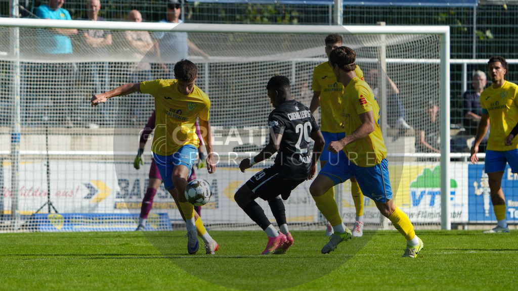Fußball, Herren, Saison 2025/2026, Regionalliga Nordost, 10. Spieltag, FSV 63 Luckenwalde vs. BSG Chemie Leipzig, Samstag 27.09.2025, Werner-Seelenbinder-Stadion Luckenwalde, | Fußball, Herren, Saison 2025/2026, Regionalliga Nordost, 10. Spieltag, FSV 63 Luckenwalde vs. BSG Chemie Leipzig, Samstag 27.09.2025, Werner-Seelenbinder-Stadion Luckenwalde, Im Bild: Mike Bachmann (l. Luckenwalde) und Jean Marie Bertrand Nadjombe (r. Chemie) - Realisiert mit Pictrs.com