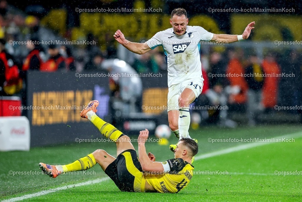 BVB07122501075 | 07.12.2025, Fußball, Borussia Dortmund - TSG 1899 Hoffenheimt, 1. Fußball Bundesliga, 13. Spieltag, Signal Iduna Park, Saison 2025 2026: Nico Schlotterbeck&nbsp;(BVB #04) trennt Vladimír Coufal&nbsp;(TSG Hoffenheim #34) per Grätsche vom Ball und bekommt dabei den Fuß von Vladimír Coufal&nbsp;(TSG Hoffenheim #34) ins Gesicht gegen die Nase  DFB regulations prohibit any use of photographs as image sequences and or quasi-video.