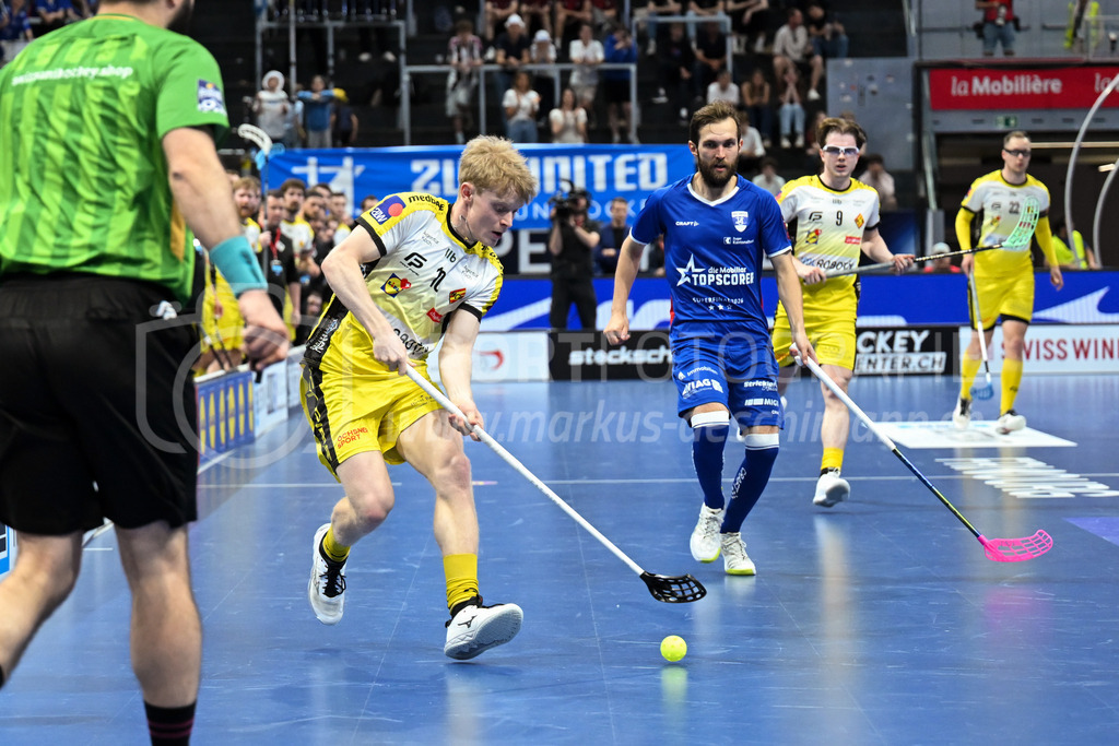 Zug United - HC Rychenberg - 25. April 2026 | Julian Egli (#10 HC Rychenberg Winterthur) vor Albin Sjögren (#22 Zug United) am L-UPL Superfinal-Spiel zwischen Zug United und HC Rychenberg am 25. April 2026 in der BCF Arena, Fribourg, Schweiz.Bild: Sportfotografie Markus Aeschimann | www.markus-aeschimann.ch - Realisiert mit Pictrs.com