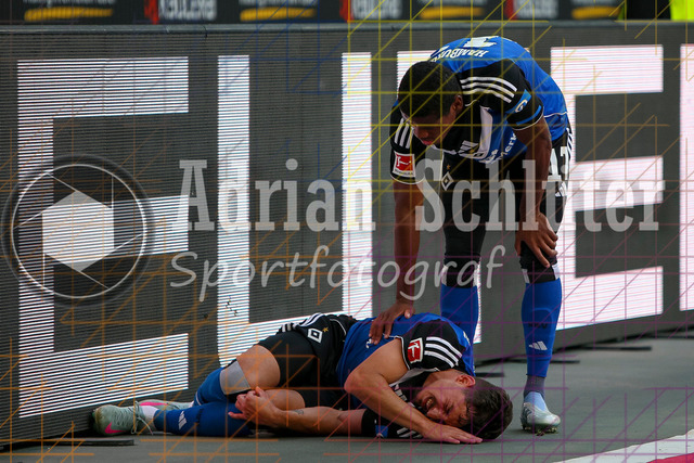 Borussia Mönchengladbach vs Hamburger SV - Bundesliga  | Mönchengladbach, Deutschland, 24.08.25:   Giorgi Gocholeishvili (Hamburger SV) liegt verletzt am Boden waehrend des Spiels der Bundesliga zwischen Borussia Mönchengladbach vs Hamburger SV im Stadion im Borussia Park(Foto von Brauer-Fotoagentur / Adrian Schlueter)