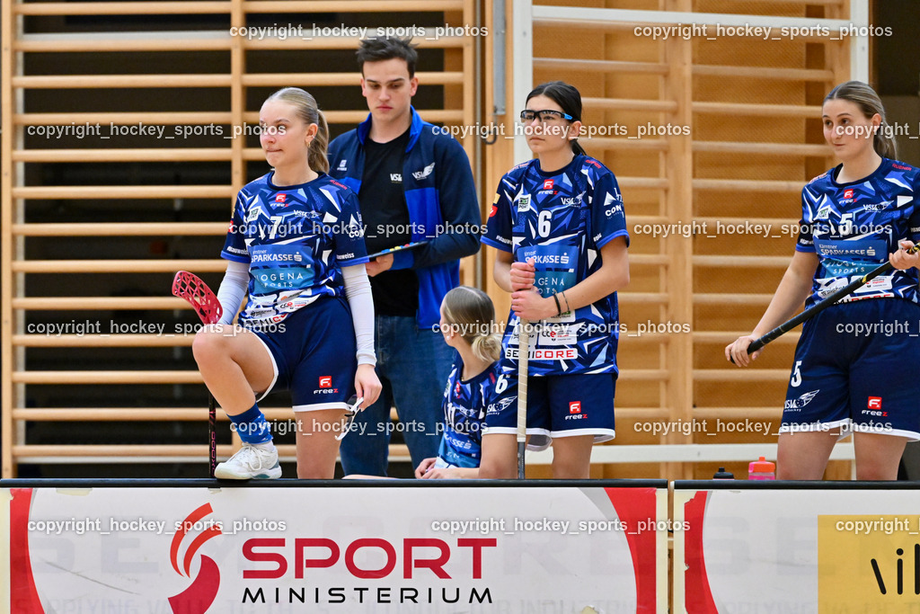 VSV Unihockey Damen vs. FCB München | Spielerbank VSV Unihockey, #7 Lina Heber VSV Unihockey, Headcoach VSV Unihockey Karl Dorfer, #11 Patricia Achernig VSV Unihockey, #6 Noemi Kiššová VSV Unihockey, #5 Johanna Gräfling VSV Unihockey, VSV Unihockey Damen vs. FCB München, VSV Unihockey Damen vs. FCB München am 24.01.2026 in Villach (Ballspielhalle St. Martin), Austria, (Photo by Bernd Stefan)