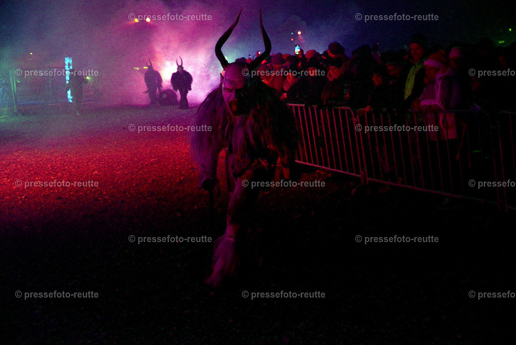 news-2022-Dez03-Krampusumzug-Reutte-WTV_6099 | Info aus dem Bezirk Reutte/Ausserfern Tirol sowie eine umfangreiche Bilddatenbank über die gesamte Region: Lechtal, Talkessel Reutte, Tannheimertal, Zwischentoren. Lech, Plansee, Zugspitze, Grenztunnel, B179, Fernpassstraße, Verkehr, Lawinen, Tradition, - Realisiert mit Pictrs.com