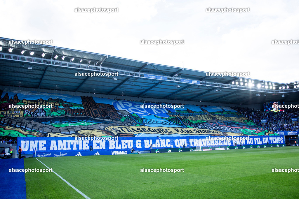 _MG_4361 | Tifo géant des supporters du Racing de Strasbourg dans les tribunes du Stade de la Meinau - Realisiert mit Pictrs.com