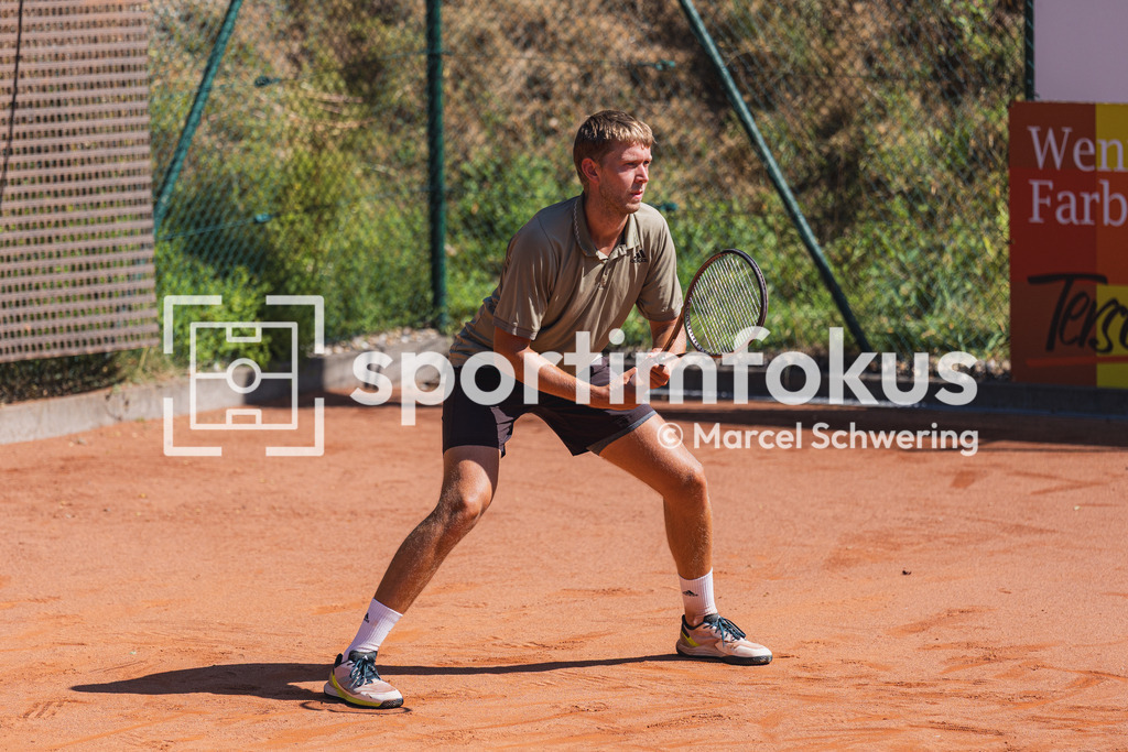 Wuppertaler Tennis-Stadtmeisterschaften | Jonas Poswiat (Solinger TC 1902) in Aktion. Herren-Finale der Wuppertaler Tennis-Stadtmeisterschaften, Wuppertal, 09.08.2026. - Realisiert mit Pictrs.com