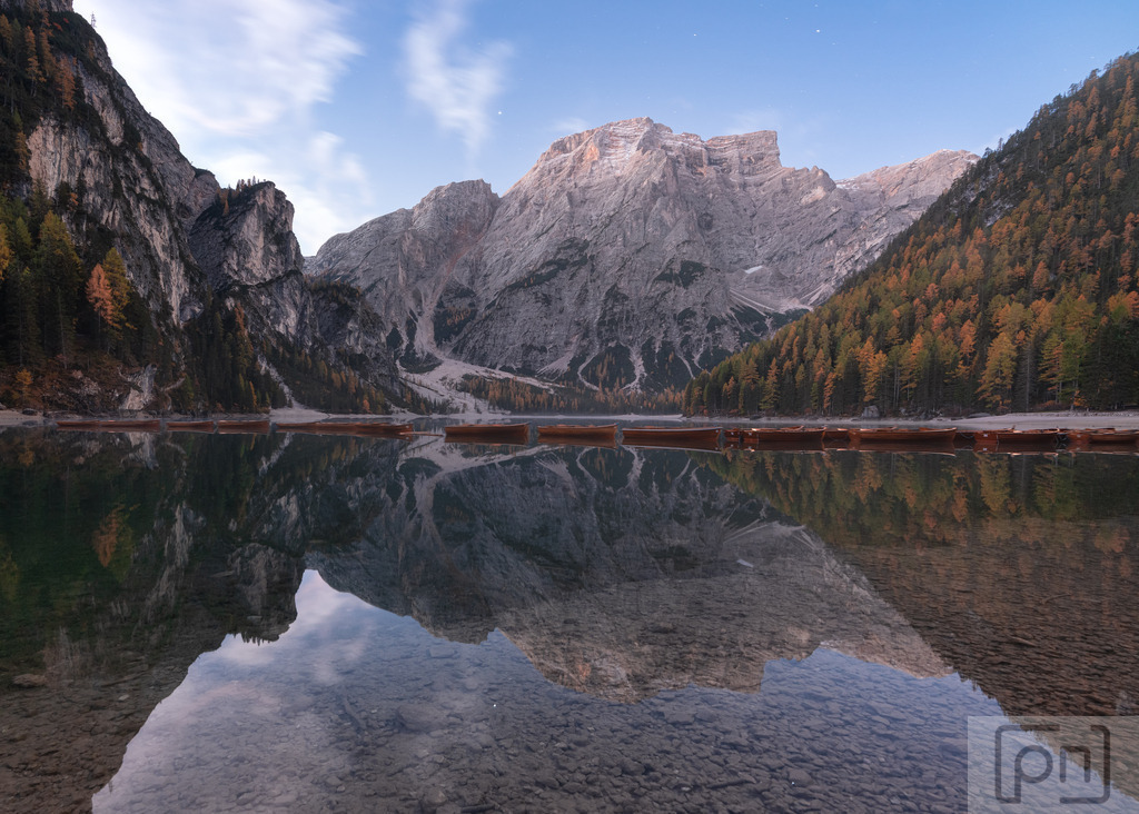 Lago di Braies bei Nacht | Der Lago di Braies, auch bekannt als Pragser Wildsee, ist ein malerischer Bergsee in den Dolomiten in Südtirol, Italien. 

Fotografiert bei Nacht mit Mondlicht .