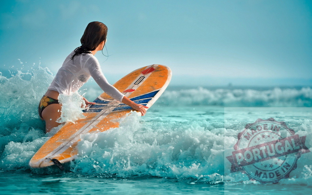 Young woman surfer paddling her surfboard in the ocean waves | Young woman surfer paddling her surfboard in the ocean waves getting ready for surfing - Realisiert mit Pictrs.com
