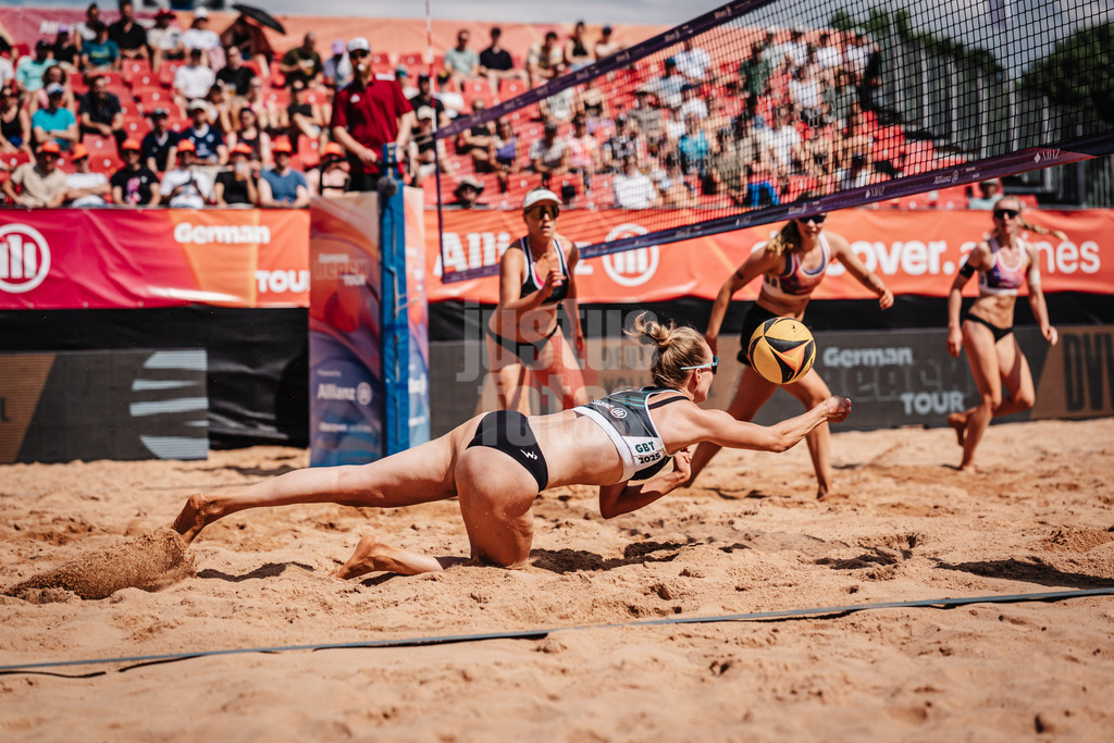 Beachvolleyball | Frauen | Allianz German Beach Tour 2025 | Tourstop München | 04.07.2025 | Tabea Schwarz springt zum Ball