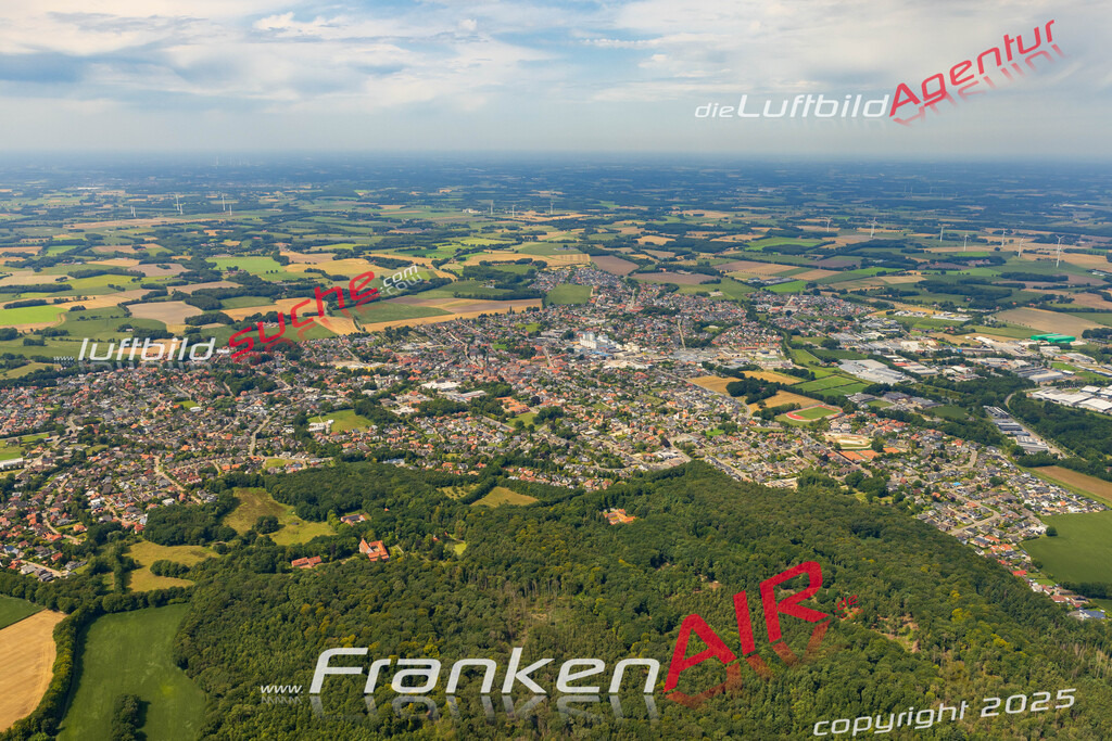 Übersichts Bild Dinklage - Die Luftaufnahme wurde 2025 vom UL-Flugzeug heraus erstellt ( keine Drohnenaufnahme ) - Hochauflösende Luftaufnahme - für Wandbilder und großformatige Ausdrucke geeignet. Das besondere Geschenk!Hier alle&nbsp;Infos zur Lizenzierung der LuftaufnahmeWir fliegen auch dieses Jahr wieder in Ihre Region um Luftbilder zu erstellen.- Luftbild anfragen