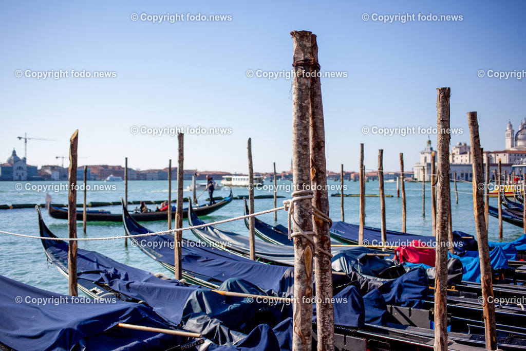 Italien_ Venedig_ 03.03.2025-18 | 03.03.2025, Italien, ITA, Venetien, Venedig, im Bild Venedig, Stadtansichten, Touristen, Reisefeature, Karneval, Masken, maskiert, venezianisch, Reise, Venedig, Venezia, Venetien, Stadtansicht, Campanile, Canale Grande, Markusplatz, Markuskirche, Touristen, Gondel, Gondolere, Faehre, Motorboot, Wassertaxi, Vaporetto, Adria, Lagune, Pfahlbauten, Bruecke, Rialtobruecke, La Gondola, Dogenpalast, Italien, Creativ, Kreativ