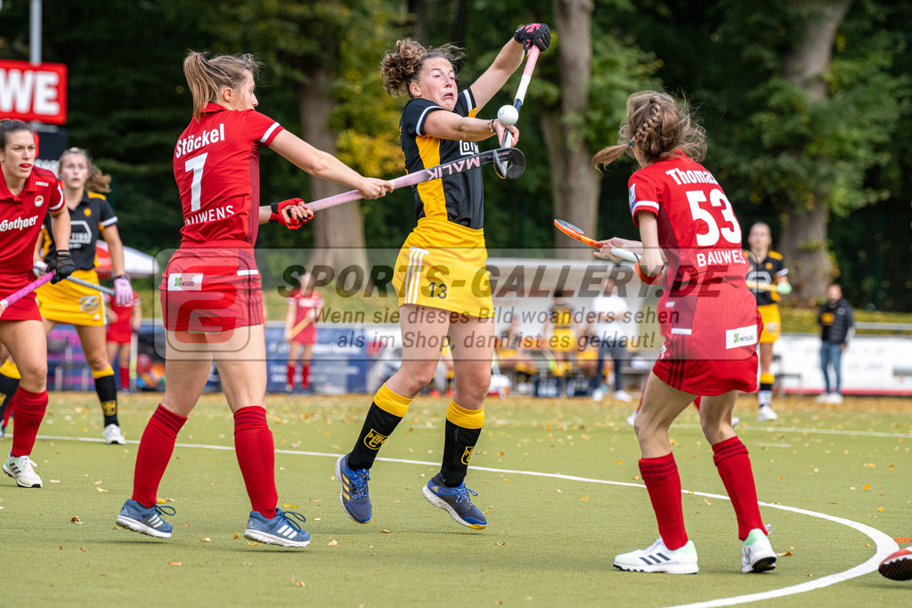 SFE_20221008_0052 | 1. Bundesliga Hockey Damen Rot-Weiss Köln - Harvestehuder THC am 08.10.2022 in Köln (KTHC Stadion Rot-Weiss Köln Tennis and Hockey Club), Photo: Stephan Fehrmann 2022 (Sports-Gallery),Teresa Martin Pelegrina ( Harvestehuder THC #13),Lea Thomas ( Rot-Weiss Köln #35 ) ,Lea Stöckel ( Rot-Weiss Köln #7 )