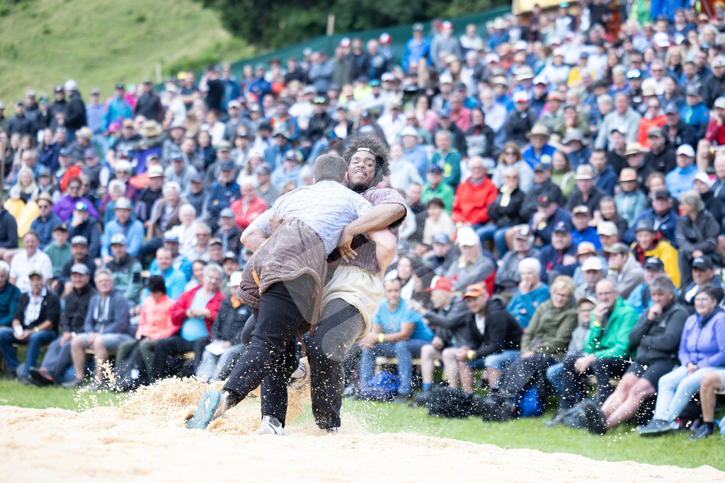 Rigi2025_0329 | Die Schwinger des Schwyzer Kantonalen Schwingerverbandes: Fotos, die Dynamik und Leidenschaft festhalten, sowie emotionale Momente aus dem traditionellen Schwingsport zeigen. - Realisiert mit Pictrs.com