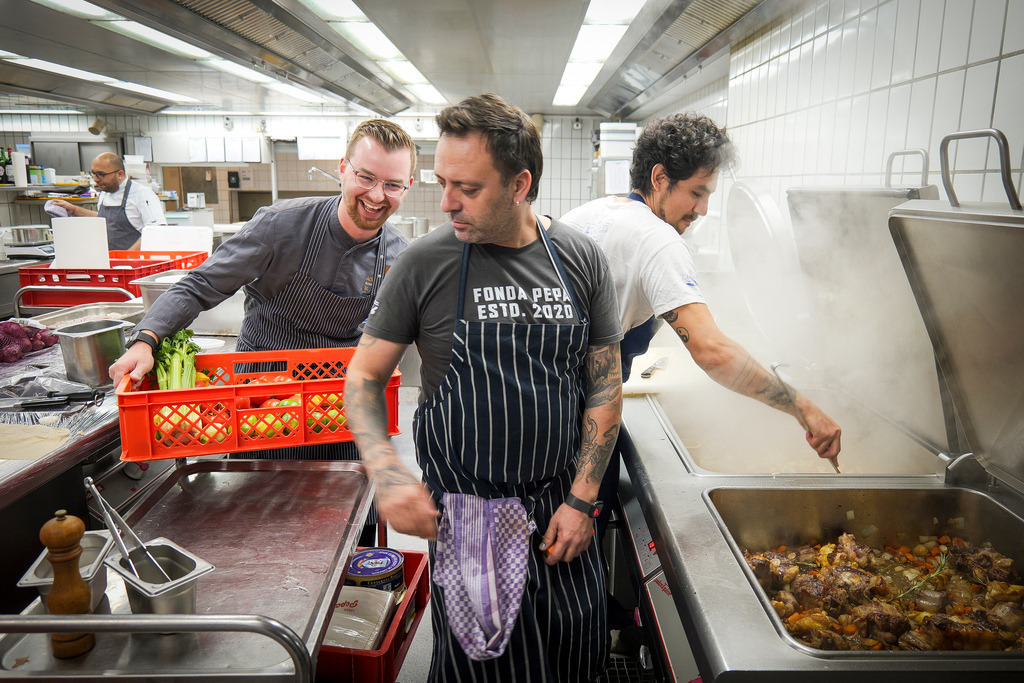 Adler | Asperg - In der Adler in Asperg sind zwei Köche aus Barcelona zum Besuch. Im Bild: Francisco Javier Benitez Almazán (Paco) (in weiss), Pedro Baño Fernández (Pedro) (graues T-Shirt und gestreifte Schürze), Moritz Feichtinger, Küchenchef der Schwabenstube (mit Brille) und - Realisiert mit Pictrs.com