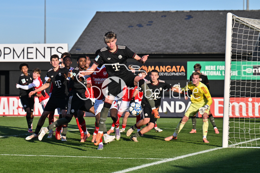 Arsenal London U19 - FC Bayern München U19 | BOREHAMWOOD, ENGLAND - 26. NOVEMBER: Torschuss von Guido DELLA ROVERE (FC Bayern München U19 10) nach einer Ecke für die Bayern beim Ligaspiel zwischen der U19 von Arsenal London und der U19 des FC Bayern München am 5. Spieltag der UEFA Youth League im Meadow Park am 26.11.2025