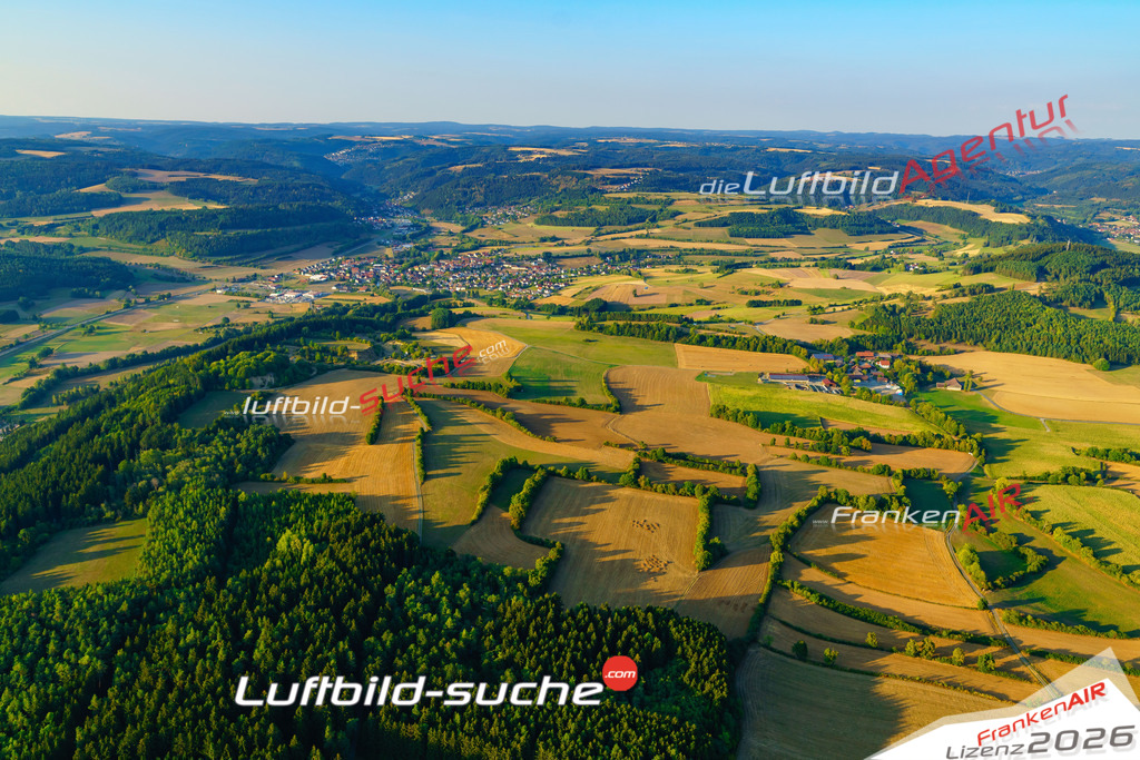 Die Luftbildaufnahme Kreuzberg - Marktrodach wurde 2018 mittels Flugzeug (keine Drohne) erstellt. Perfekte Schärfe und Druck- Auflösung- Garantiert!