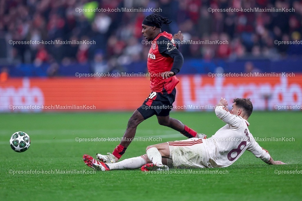 UCL11032501057 | 11.03.2025, Fußball, UEFA Champions League, Bayer 04 Leverkusen - FC Bayern München, Achtelfinale Rückspiel, BayArena, Saison 2024 2025: Jeremie Frimpong (Bayer04 Leverkusen #30) im Zweikampf gegen Leon Goretzka (FC Bayern #8)DFB regulations prohibit any use of photographs as image sequences and or quasi-video.