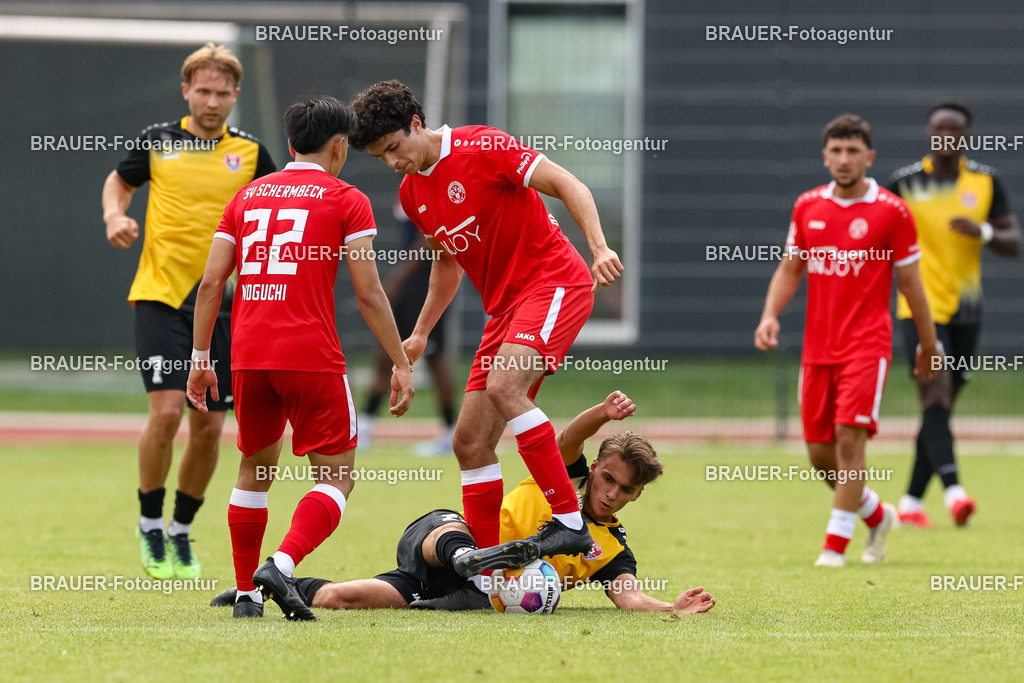 1_SVSKFC_20250726_0836.JPG -  - SV Schermbeck - KFC Uerdingen  - Testspiel | Schermbeck, Deutschland, 26.07.25: Ibuki Noguchi (SV Schermbeck), Ilias Bouassaria (SV Schermbeck) und Maximilian Dimitrijevski (KFC Uerdingen) im Kampf um den Ball während des Testspiel Spiels zwischen SV Schermbeck - KFC Uerdingen  in der Volksbank Arena am 26. July 2025 in Schermbeck, Deutschland. (Foto von Stefan Brauer/Brauer-Fotoagentur)