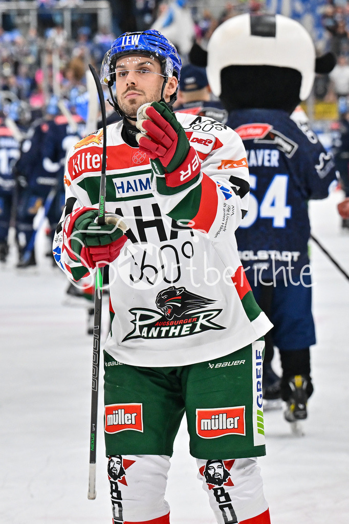ERC Ingolstadt - Augsburger Panther | Nach der Niederlage in Ingolstadt bedankt sich Luca TOSTO (Augsburger Panther #77) bei den mitgereisten Fans / Traurig / niedergeschlagen / DEL: ERC Ingolstadt - Augsburger Panther, Saturn Arena am 03.11.2024