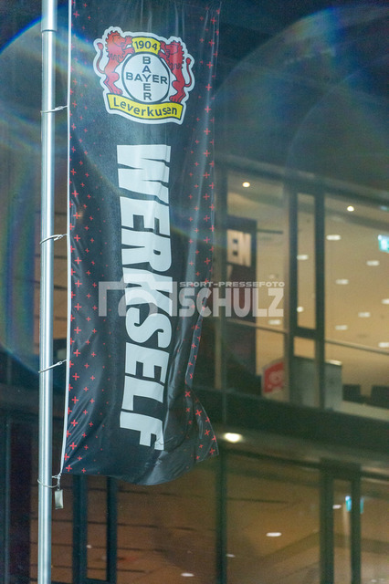 20240927_NSZ_7559 | Flagge an der BayArena mit der Aufschrift WerkselfDEU, Leverkusen, 27.09.2024 Fußball, Frauen, Google Pixel Frauen-Bundesliga, Saison 2024/2025, 4. Spieltag, Bayer 04 Leverkusen - TSG HoffenheimDIE DFB-RICHTLINIEN UNTERSAGEN JEGLICHE NUTZUNG VON FOTOS ALS SEQUENZBILDER UND/ODER VIDEOÄHNLICHE FOTOSTRECKEN - Realisiert mit Pictrs.com