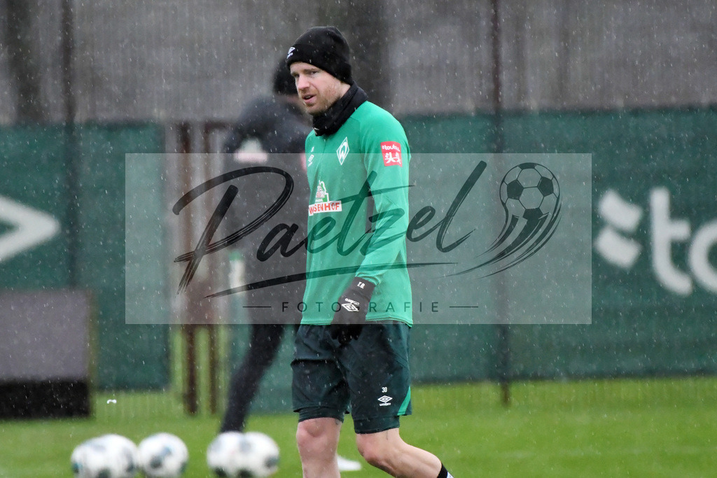 20200129_TRASVW_0006 | Fußball, Herren: Davy Klaassen (SV Werder Bremen) schaut beim Training des SV Werder Bremen am 29.01.2020 im wohninvest Weserstadion in Bremen, Deutschland.(Foto von Nico Paetzel) - Realisiert mit Pictrs.com