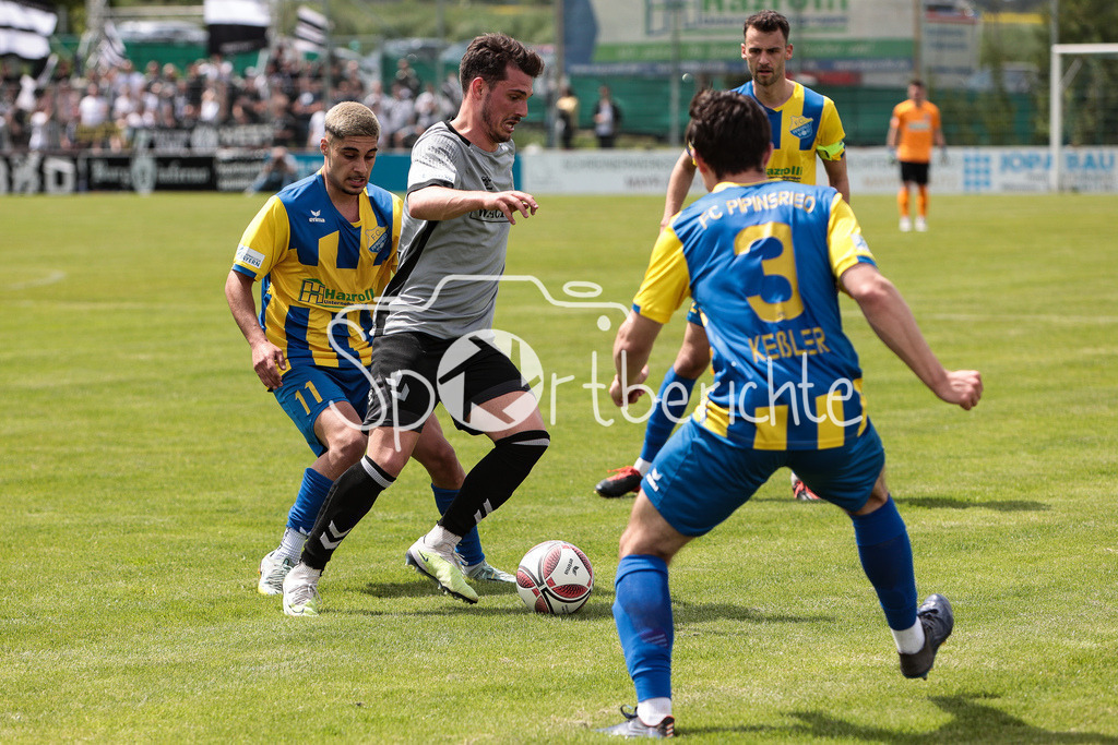 FC Pipinsried - SV Wacker Burghausen | Halit YILMAZ (FCP #11) im Duell mit Dennis SCHMUTZ (SVW #7) / Zweikampf