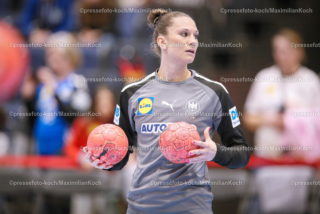 DueDHB03032402072 | 03.03.2024, Handball, Düsseldorf, Mitsubishi Electric Halle, Frauen EHF EURO Qualifikation, Spieltag 4, Deutschland - Slowakei: Die deutsche Frauen-Nationalmannschaft beim Aufwärmen vor dem Spiel. Julia Behnke (93, Deutschland)