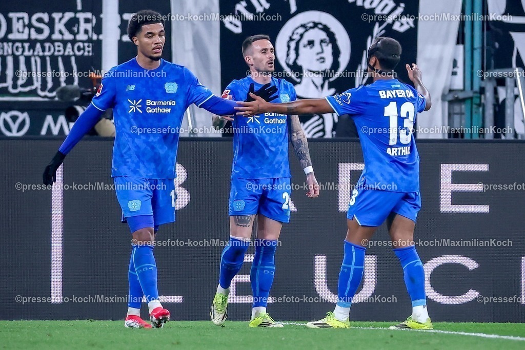 BMG07022601041 | 07.02.2026, Fußball, Borussia Mönchengladbach - Bayer 04 Leverkusen, 1. Fußball Bundesliga, 21.Spieltag, Borussia-Park, Saison 2025 2026: Torjubel nach dem Tor zum 1:1 durch Torschütze Aleix Garcia&nbsp;(Bayer04 Leverkusen #24)  zusammen mit Malik Tillman&nbsp;(Bayer04 Leverkusen #10) Arthur Augusto de Matos Soares (Bayer04 Leverkusen #13)   DFB regulations prohibit any use of photographs as image sequences and or quasi-video.
