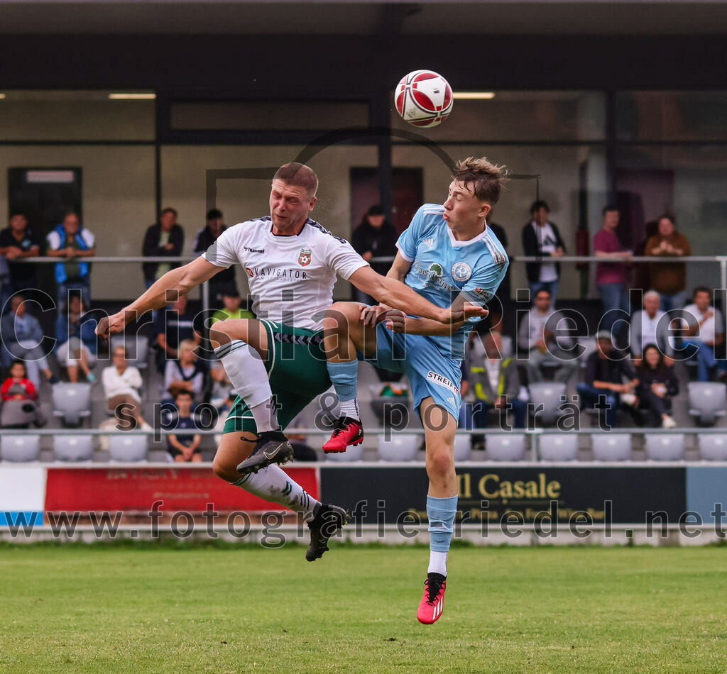 2023-07-28_078_FC_Schwaig_gegen_TSV_1860_Rosenheim | Oberding, Deutschland, 28.07.2023:
Fußball, Landesliga Südost 2023 / 2024, 3. Spieltag, FC Schwaig gegen TSV 1860 Rosenheim, Endergebnis: 1:1

Nils Wölken (FC Schwaig, #8), Liam Markulin (TSV 1860 Rosenheim, #27)

Foto: Christian Riedel / fotografie-riedel.net