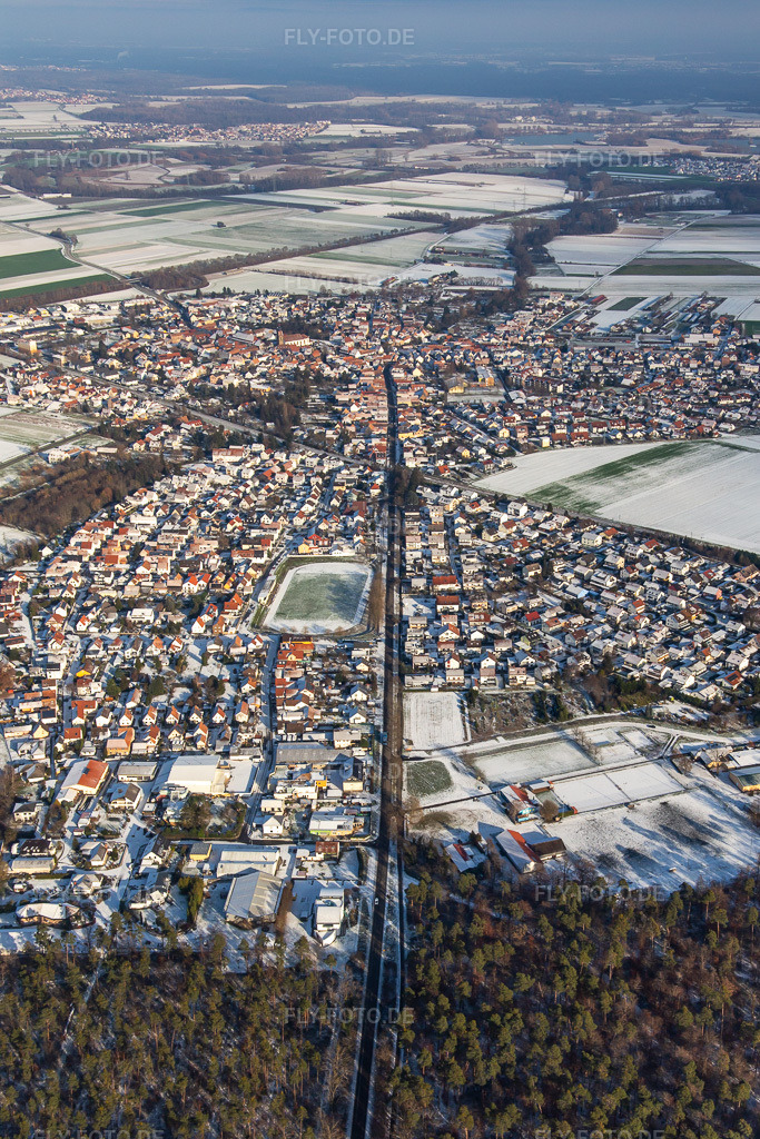Luftbild: Kandelerstraße im Winter bei Schnee in Rheinzabern im Bundesland Rheinland-Pfalz in Deutschland. Foto: IMG_135413.jpg vom 16.12.2022 durch Werner Riehm/FLY-FOTO.de