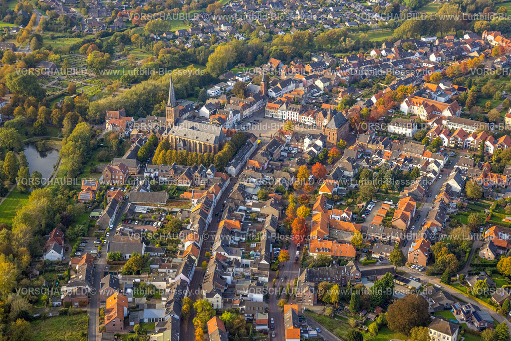 Kalkar241014252 | Luftbild, Ortsansicht Wohngebiet mit kath. Kirche St. Nicolai, Marktplatz und historischem Rathaus, Kalkar, Niederrhein, Nordrhein-Westfalen, Deutschland