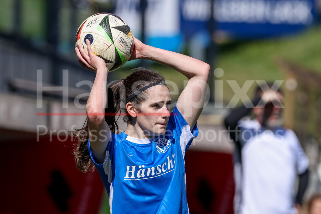 Fussball, 2. Frauen-Bundesliga, SV Meppen - 1. FC Union Berlin | v.li.: Marie Bleil (SV Meppen, 7) beim Einwurf, Aktion, Action, Spielszene, Portrait, Nahaufnahme, Einzelfoto, Einzelbild, DIE DFB-RICHTLINIEN UNTERSAGEN JEGLICHE NUTZUNG VON FOTOS ALS SEQUENZBILDER UND/ODER VIDEOÄHNLICHE FOTOSTRECKEN. DFB REGULATIONS PROHIBIT ANY USE OF PHOTOGRAPHS AS IMAGE SEQUENCES AND/OR QUASI-VIDEO.