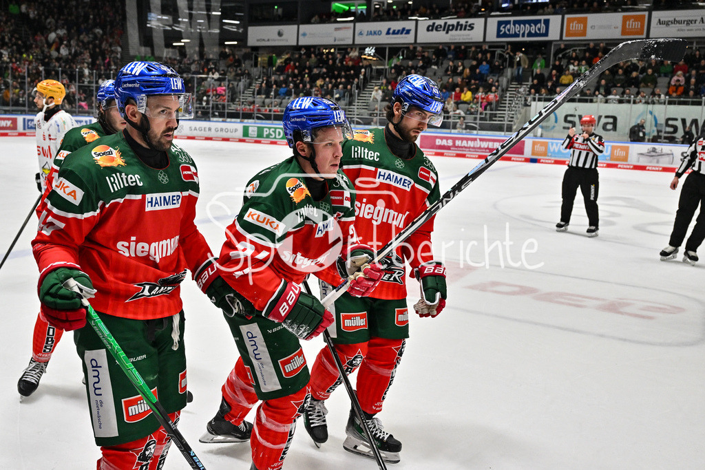 Augsburger Panther - Fischtown Pinguins | der angeschlagene T. J. TREVELYAN (Augsburger Panther #24) wird vom Eis gebracht / DEL: Augsburger Panther - Fischtown Pinguins, Curt Frenzel Stadion am 08.01.2025