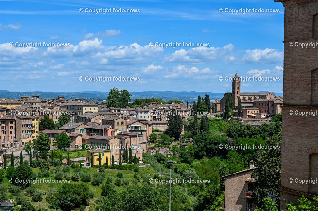 Italien_ Toscana_ Siena_ 27.05.2024-161 | 27.05.2024, Italien, ITA, Toskana, Siena im Bild Stadtansichten, Gebäude, Architektur, Touristen, Historisch, Souvenier, Piazza Del Campo, Dom von Siena


Siena ist Hauptstadt der Provinz Siena und gilt als eine der schönsten Städte der Toskana und Italiens. Die historische Altstadt gehört seit 1995 zum UNESCO-Welterbe. 

