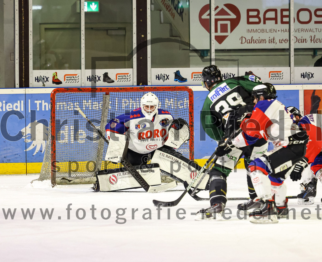 2023-01-22_072_Eishockey_TSV_Erding_gegen_ESC_Dorfen | Erding, Deutschland, 22.01.2023:
Eishockey, Bayernliga 2022 / 2023, 29. Spieltag, TSV Erding gegen ESC Dorfen, Endergebnis: 6:2

Torwart Maximilian Englbrecht (ESC Dorfen, #45), Thomas Plihal (Erding Gladiators, #39)

Foto: Christian Riedel / fotografie-riedel.net