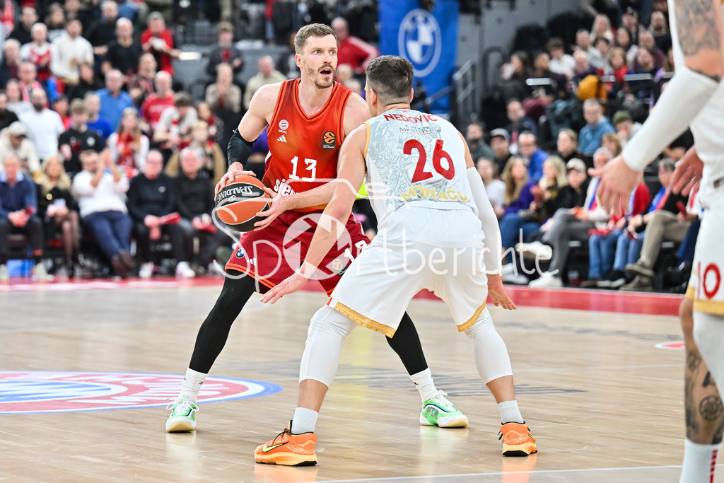 FC Bayern Basketball - AS Monaco Basket | MUNICH, GERMANY - 05. FEBRUARY: im Duell Andreas OBST (FC Bayern Basketball 13) und Nemanja NEDOVIC (AS Monaco Basket 26) während dem Match zwischen dem FC Bayern Basketball und dem AS Monaco Basket am 27. Spieltag der EuroLeague im SAP GARDEN
