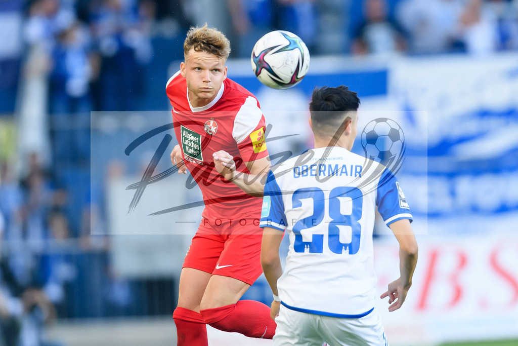 FCMFCK20210904_033 | Fussball, Herren: Philipp Hercher (1. FC Kaiserslautern) und Raphael Obermair (1. FC Magdeburg) im Zweikampf beim Spiel der 3. Liga zwischen 1. FC Magdeburg und 1. FC Kaiserslautern in der MDCC-Arena am 04.09.2021 in Magdeburg, Deutschland.DFB / DFL REGULATIONS PROHIBIT ANY USE OF PHOTOGRAPHS AS IMAGE SEQUENCES AND/OR QUASI-VIDEO. - Realisiert mit Pictrs.com
