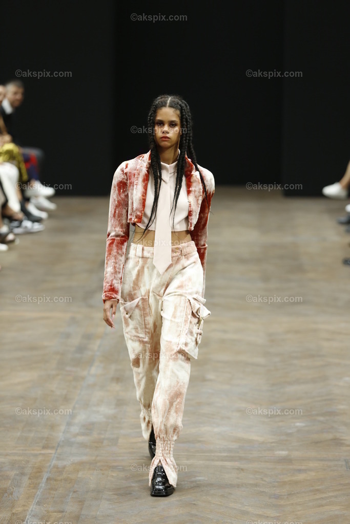 Kilian Kerner auf der  MBFW Spring/Summer 2023 | Mercedes-Benz Fashion Week (MBFW)  Frühling / Sommer 2023 im Hotel Telegraphenamt Berlin in Berlin-Mitte. Die Kollektionen von Kilian Kerner auf der MBFW Spring/Summer 2023. Das Bild zeigt Models mit der Kollektion von Kilian Kerner.