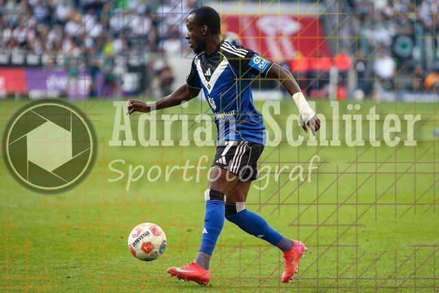 Borussia Mönchengladbach vs Hamburger SV - Bundesliga  | Mönchengladbach, Deutschland, 24.08.25:   Jean-Luc Dompe (Hamburger SV) in Aktion am Ball, Einzelaktion waehrend des Spiels der Bundesliga zwischen Borussia Mönchengladbach vs Hamburger SV im Stadion im Borussia Park(Foto von Brauer-Fotoagentur / Adrian Schlueter)