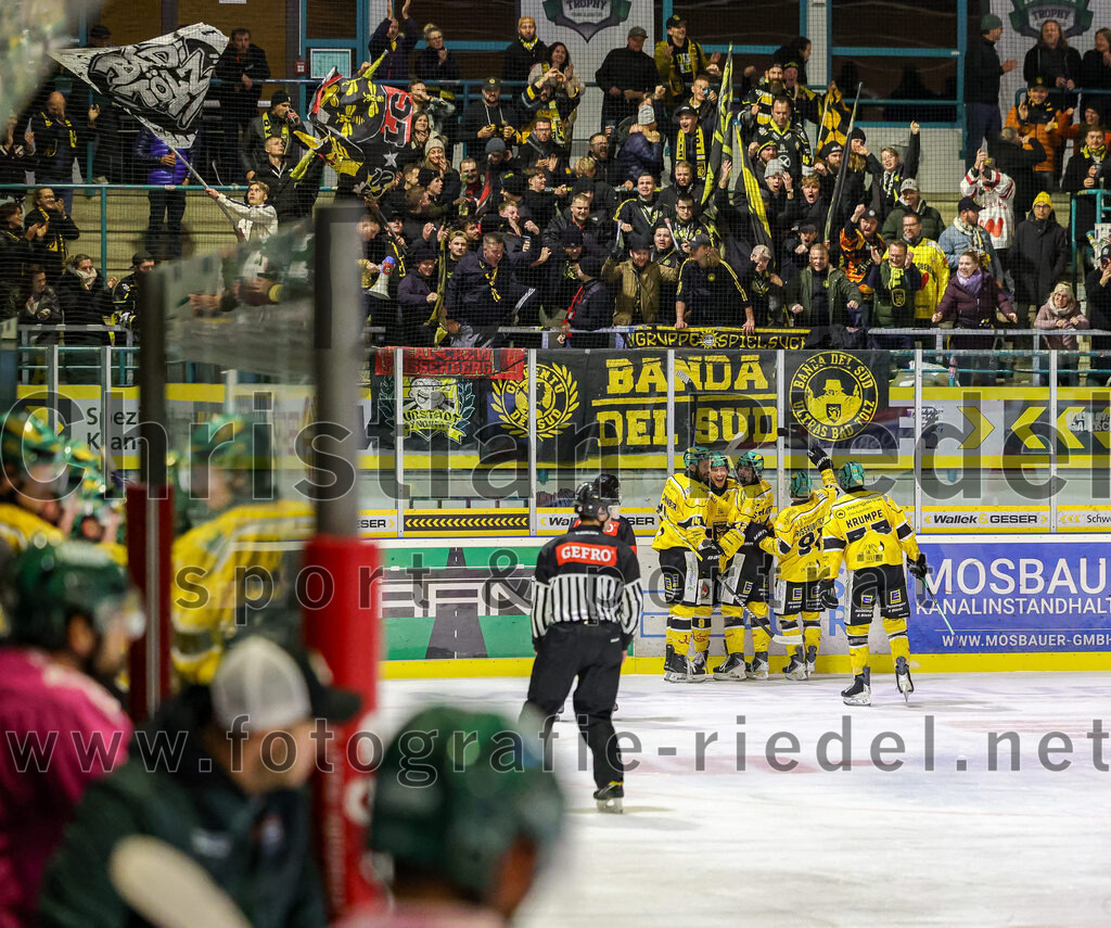 2025-10-28_140_TSV_Erding_gegen_Toelzer_Loewen | Erding, Deutschland, 28.10.2025:Eishockey, Oberliga Süd 2025 / 2026, 13. Spieltag, TSV Erding gegen Tölzer Löwen, Endergebnis: 2:5Christoph Fischhaber (Tölzer Löwen, #14), Toms Prokopovics (Tölzer Löwen, #9), Alex Groß-Rubatscher (Tölzer Löwen, #91), Florian Krumpe (Tölzer Löwen, #55)Foto: Christian Riedel / fotografie-riedel.net