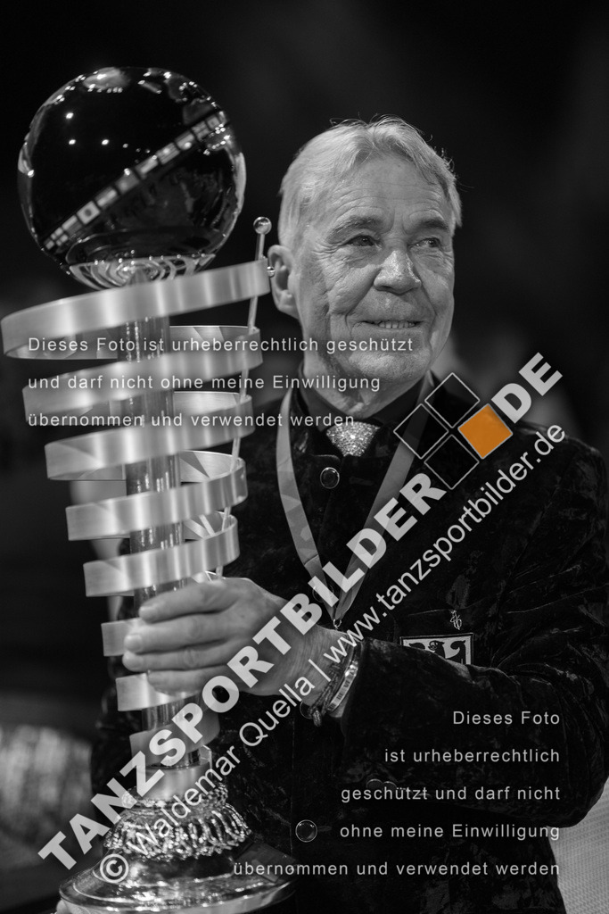 20251206-05984 | Hier finden Sie Tanz Bilder vom Latein und Standard Formationen tanzen. Sportbilder vom Tanzsport. Schöne Fotos und von Weltmeisterschaft, Europameisterschaft, Bundesliga, Regionalliga, Oberliga und Landesliga sowie von GOC Stuttgart, DanceComp, WM Bremen