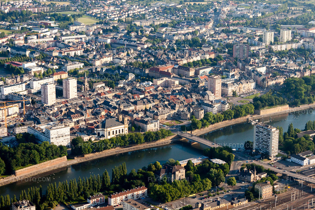 Aerial view: River - Bridge structure in Thionville in the state Moselle, France. – Photo: IMG_29537.jpg taken on 06/27/2010 by Werner Riehm/FLY-FOTO.com – Resolution of the original: 4752 x 3168 px