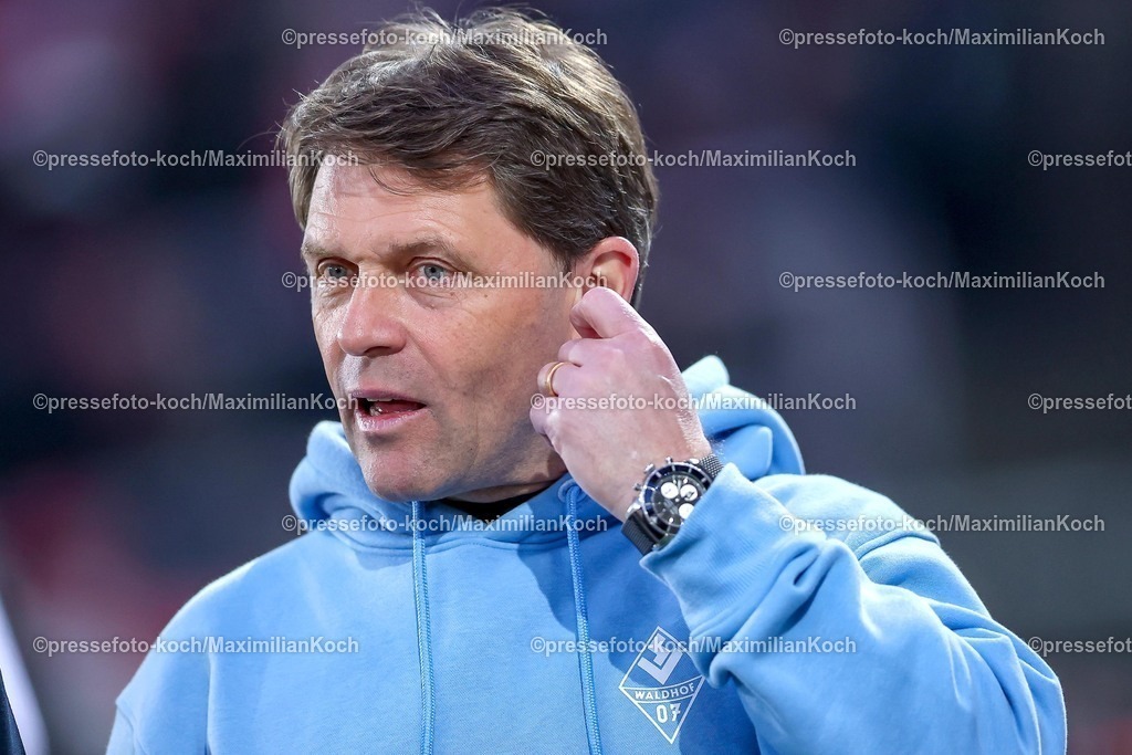 RWE04032601012 | 2026.03.04, Fußball, 3.Liga Herren, Rot-Weiss Essen -  SV Waldhof Mannheim, Stadion Hafenstraße, 27.Spieltag, Saison 2025 / 2026: Cheftrainer Luc Holtz (Waldhof Mannheim #hc)  DFB regulations prohibit any use of photographs as image sequences and or quasi-video.