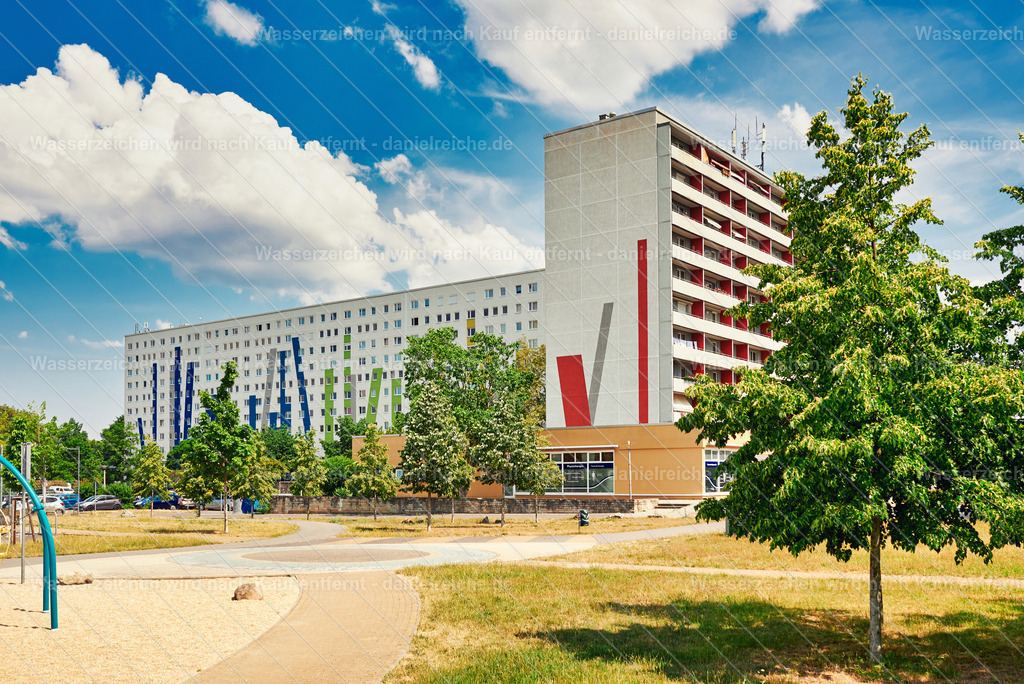 Hoyerswerda-Neustadt im Sommer 2023 - Dietrich-Bonhoeffer-Straße Stadtzentrum Spielplatz Neustadt | Hoyerswerda-Neustadt im Sommer 2023 - Dietrich-Bonhoeffer-Straße Stadtzentrum Spielplatz Neustadt - Realisiert mit Pictrs.com