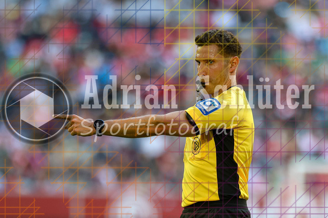 22.03.2026, GER, Fussball, Herren, 2. BL, Saison 2025/2026, Fortuna Düsseldorf - Hertha BSC Berlin | Schiedsrichter Eric Weisbach gestikuliert, Gestik 