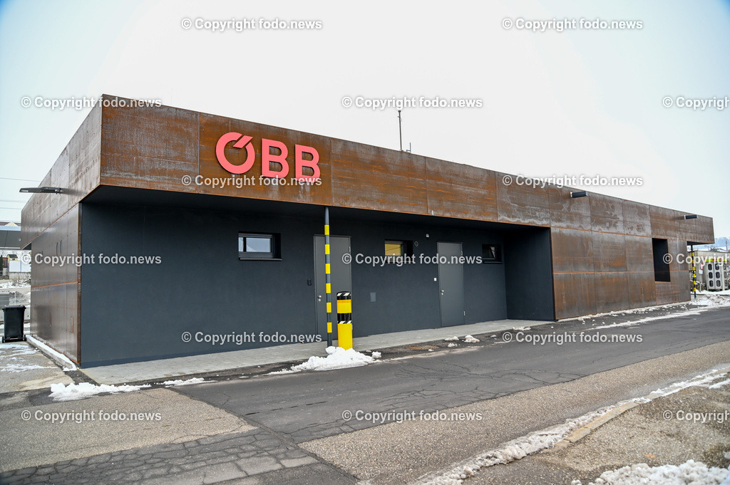 Sankt Georgen an der Gusen_ Bahnhof_ 20.12.2022-25 | 20.12.2022, Sankt Georgen an der Gusen, AUT, Bahnhof, Bahnsteig, im Bild  Bahnhofsgebaeude, Bahnhof