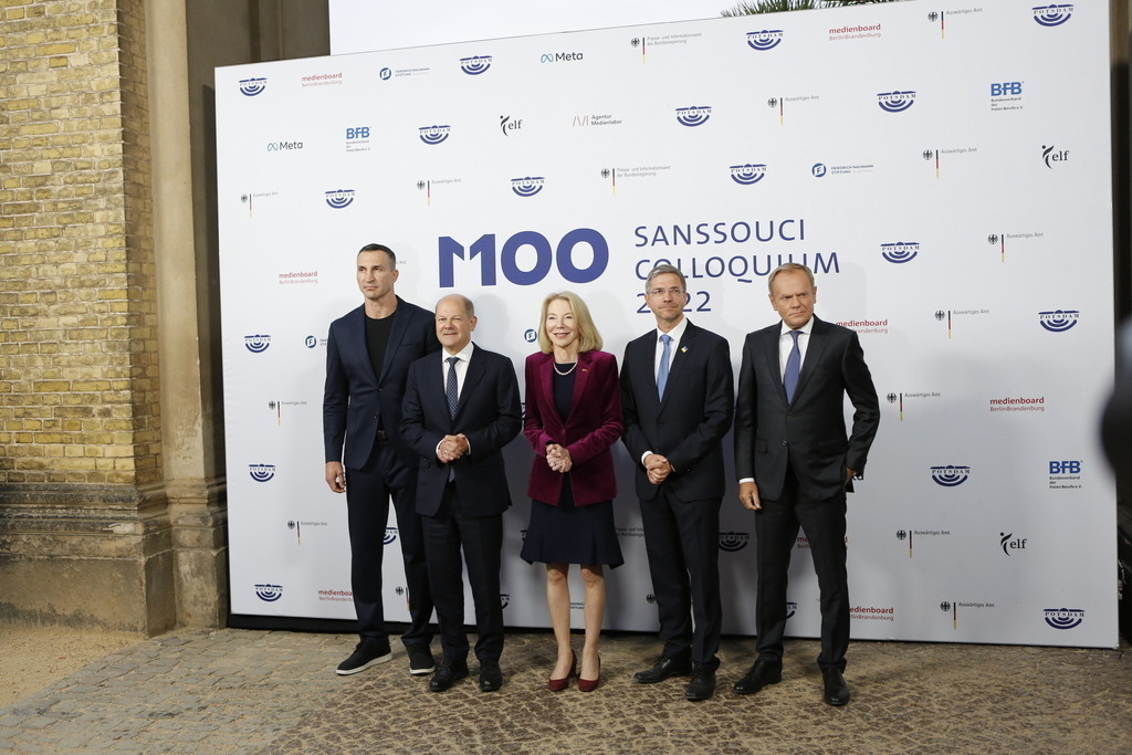 M100 Media Award: „Preis der europäischen Presse“ in Potsdam für das Ukrainische Volk verliehen. | Mit dem M100 Media Award, der sich als „Preis der europäischen Presse“ versteht, wird in diesem Jahr das Ukrainische Volk ausgezeichnet. Die Auszeichnung nimmt stellvertretend Wladimir Klitschko in der Orangerie im Park Sanssouci entgegen. Das Bild zeigt (L-R)  Ukrainischer Ex-Box-Weltmeister im Schwergewicht Wladimir Klitschko, Bundeskanzler Olaf Scholz, Amy Gutmann, US-Botschafterin in Deutschland, Mike Schubert, Bürgermeister von Potsdam und Donald Tusk vor der Preisverleihung.