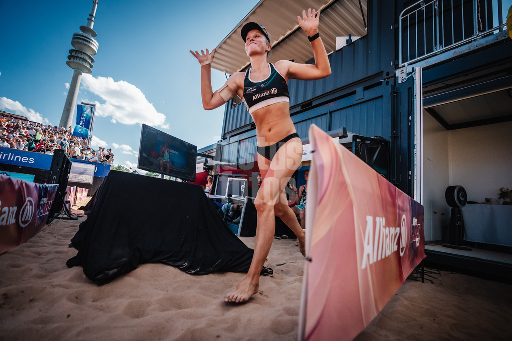 Beachvolleyball | Frauen | Allianz German Beach Tour 2025 | Tourstop München | 13.07.2025 | Lea Kunst läuft ins Stadion ein