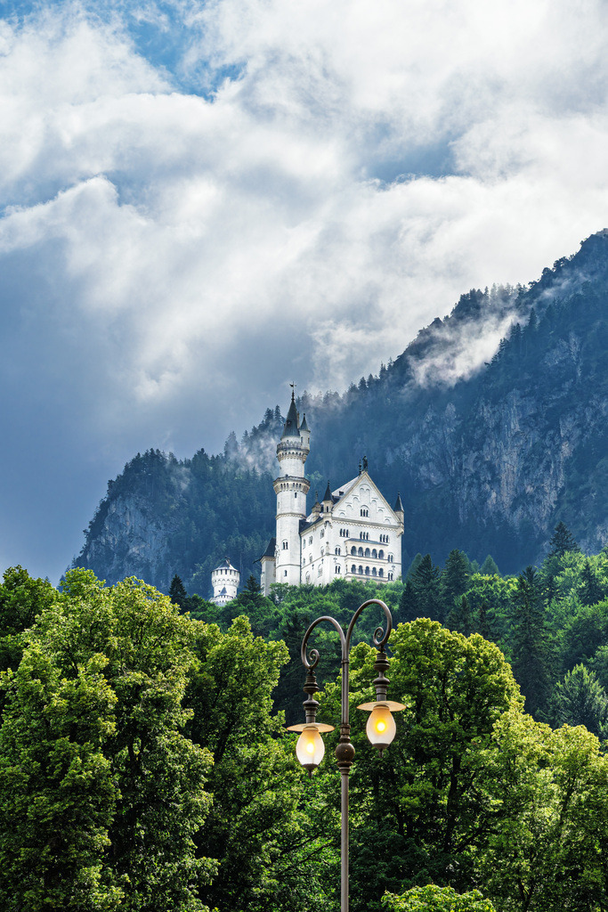 Blick auf Schloss Neuschwanstein in Schwangau im Allgäu | Blick auf Schloss Neuschwanstein in Schwangau im Allgäu.